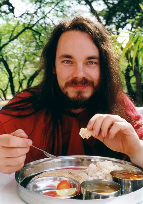 Rainer Weber jung, sitzend vor einem Teller Essen