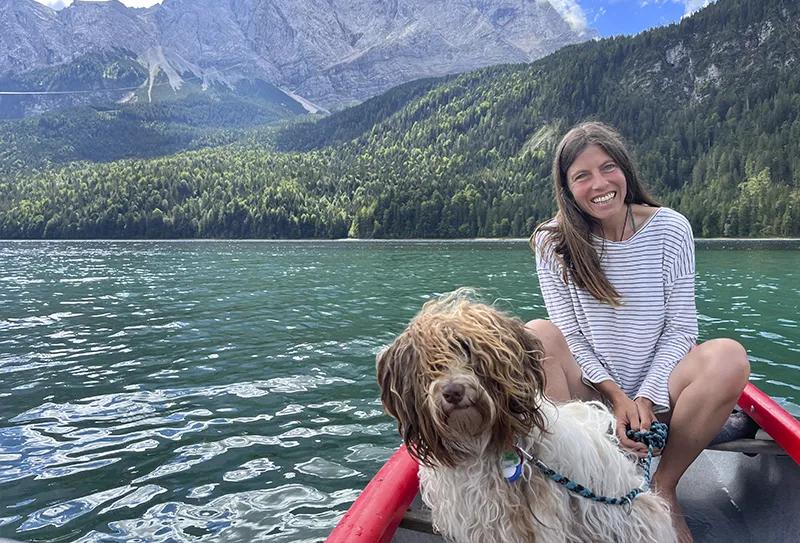 Rainer Weber in der Natur mit seiner Frau und seinem Hund.